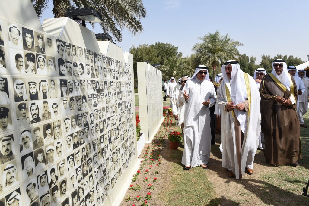 محافظ الجهراء يفتتح جدارية شهداء الكويت في حديقة منطقة القصر